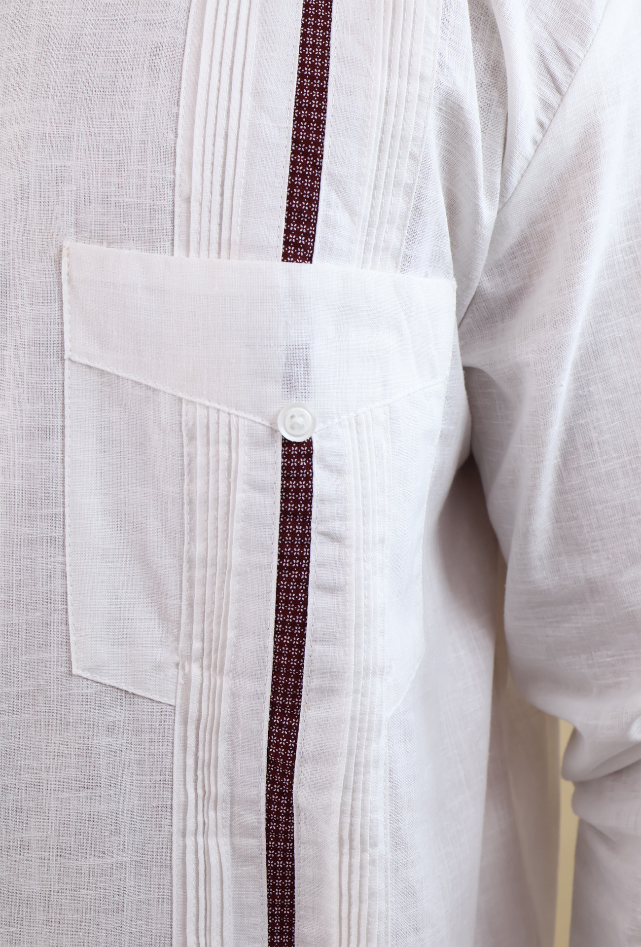 Guayabera Clásica Manga Larga Blanca Con Alforzas y Detalle Para Hombre