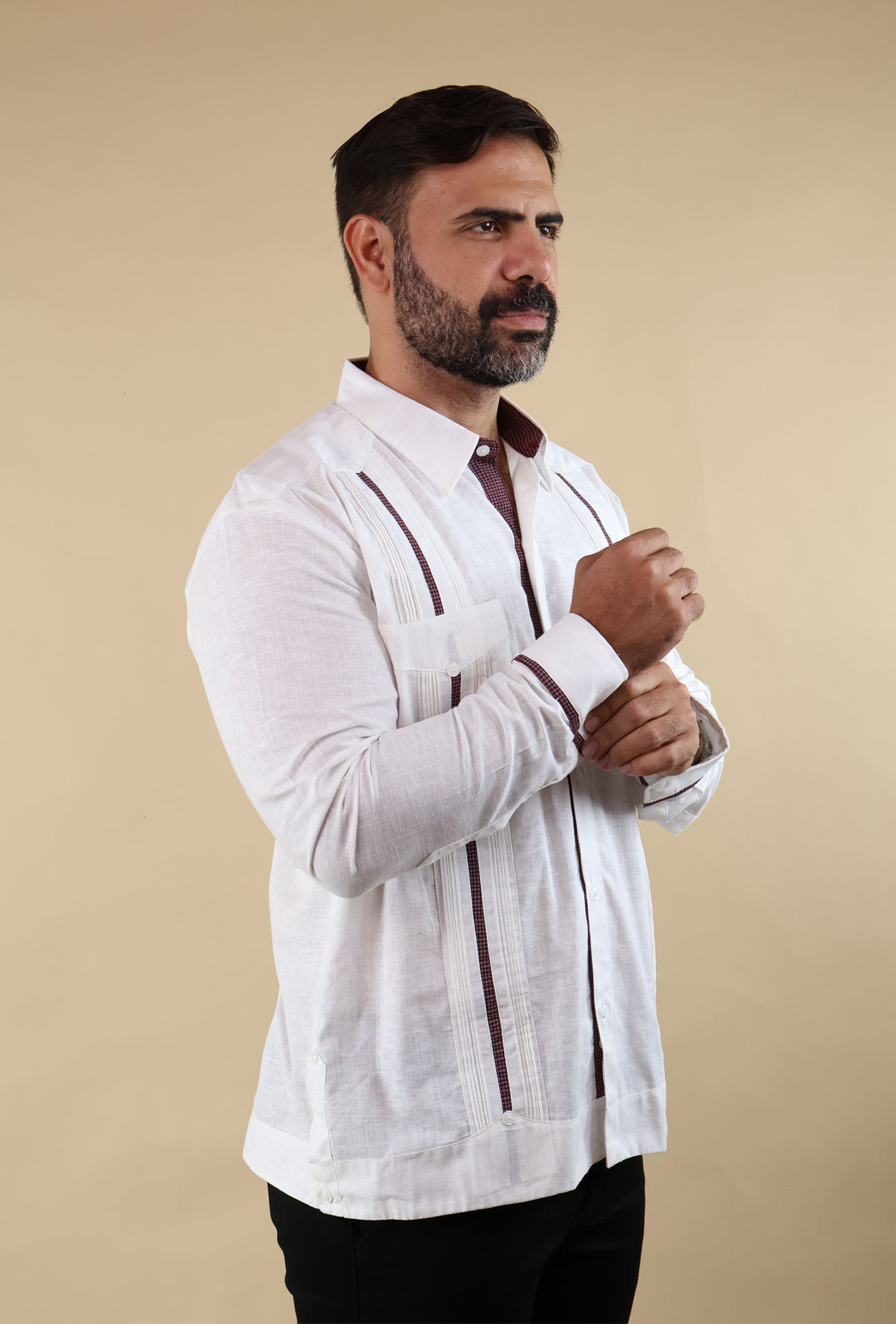 Guayabera Clásica Manga Larga Blanca Con Alforzas y Detalle Para Hombre