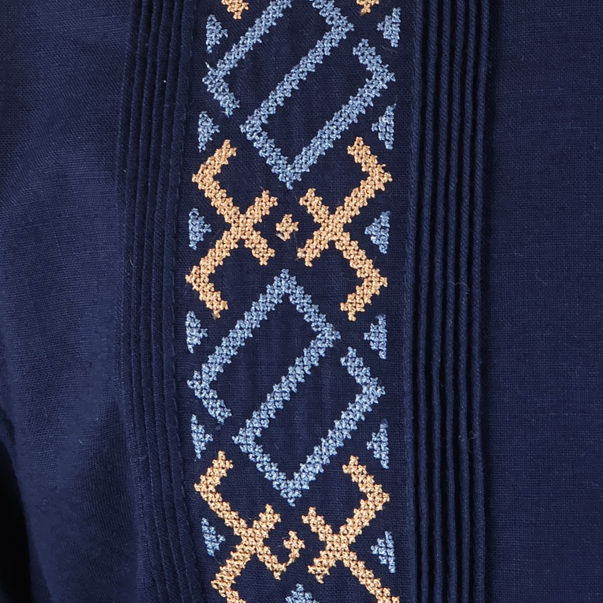 Camisa Tipo Guayabera Azul Marino con Bordado y Alforzas para Hombre