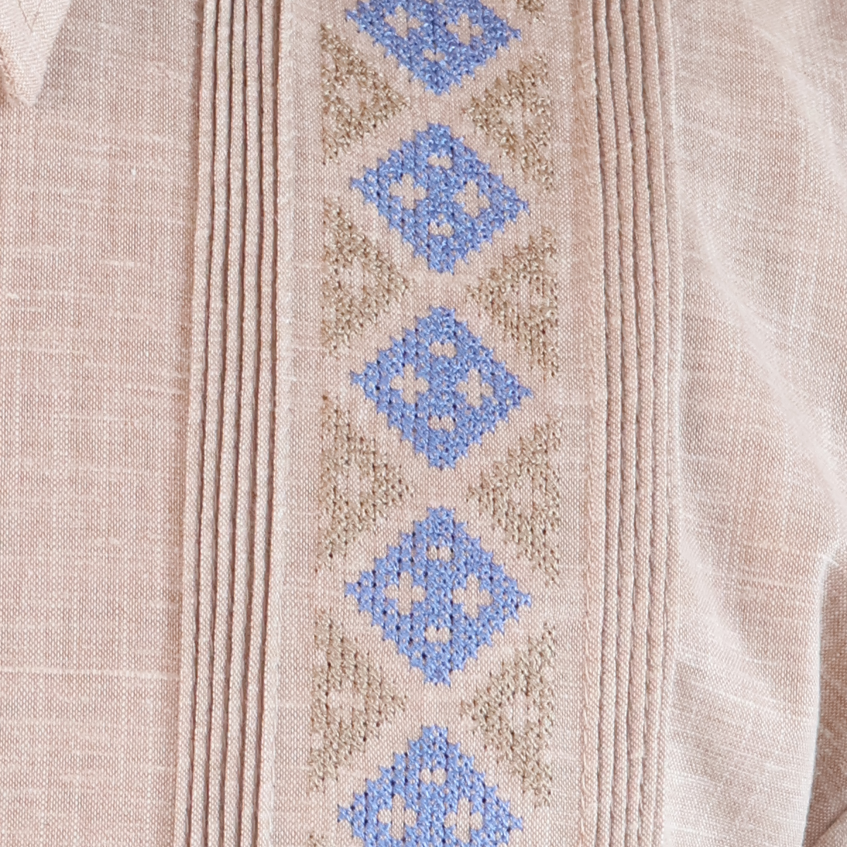 Camisa Tipo Guayabera Caqui Moderna Hombre con Bordado y Alforzas