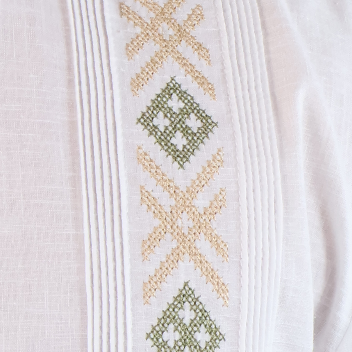 Camisa Guayabera Blanca de Hombre con Bordado Frontal y Detalles en Jareta