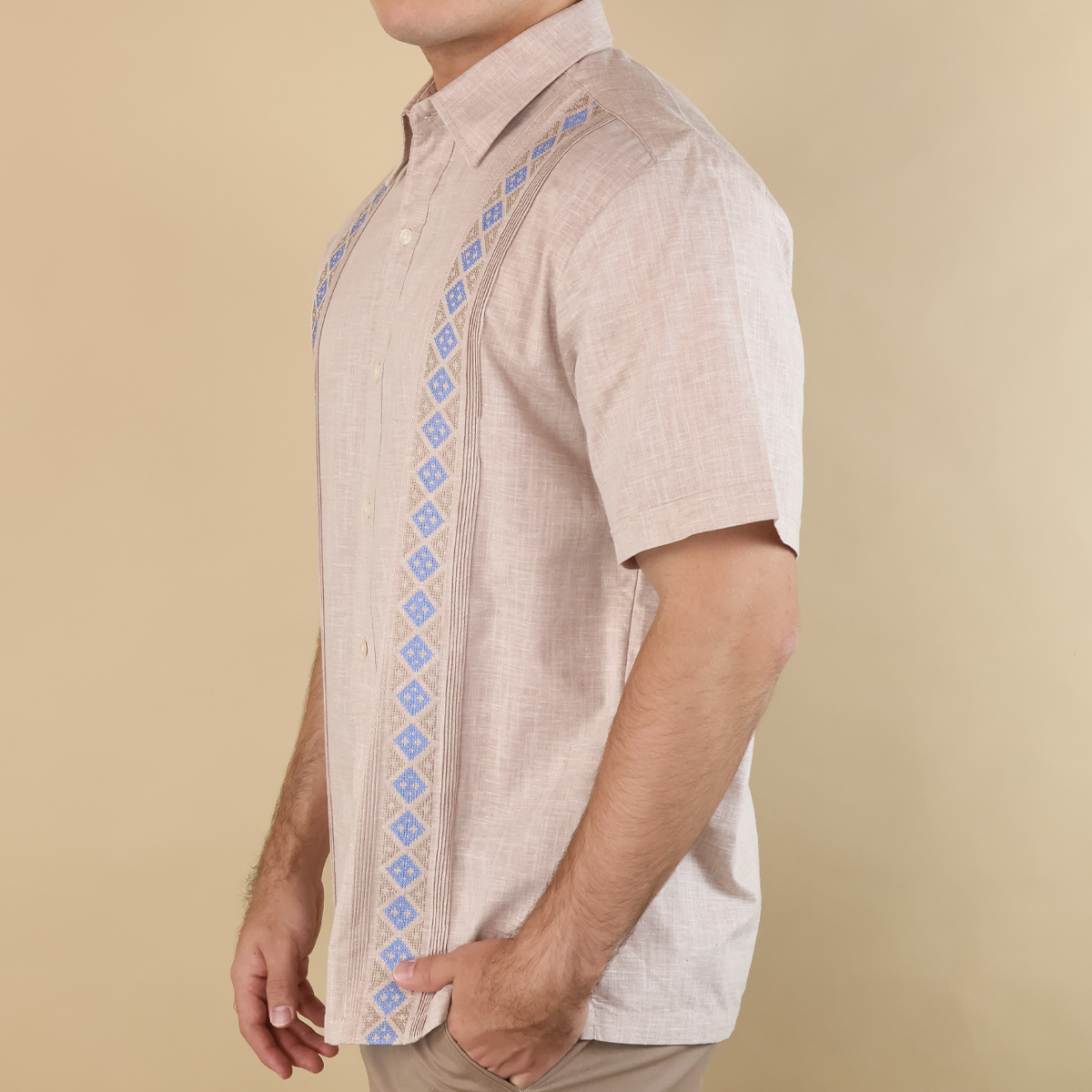 Camisa Tipo Guayabera Caqui Moderna Hombre con Bordado y Alforzas