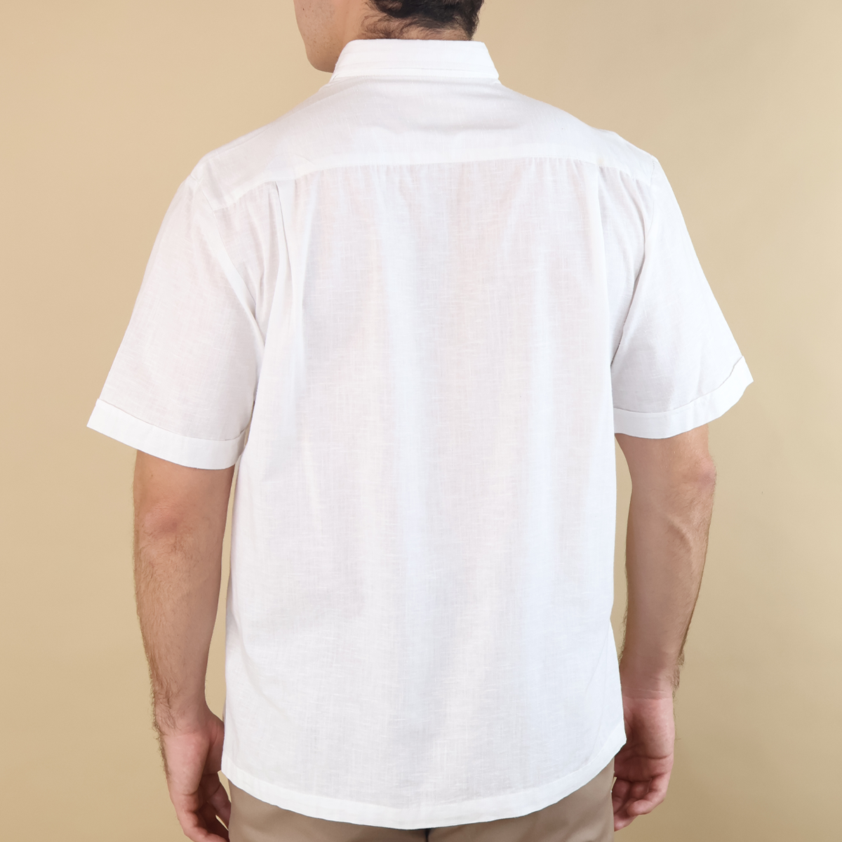 Camisa Guayabera Blanca de Hombre con Bordado Frontal y Detalles en Jareta