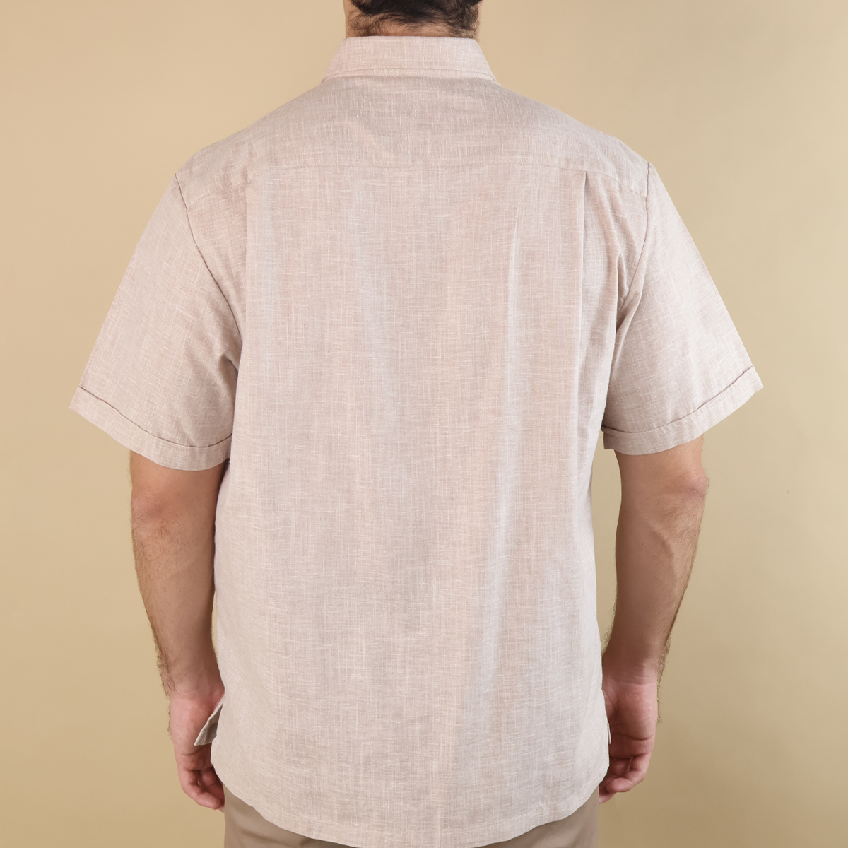 Camisa Tipo Guayabera Caqui Moderna Hombre con Bordado y Alforzas