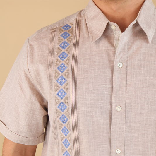 Camisa Tipo Guayabera Caqui Moderna Hombre con Bordado y Alforzas