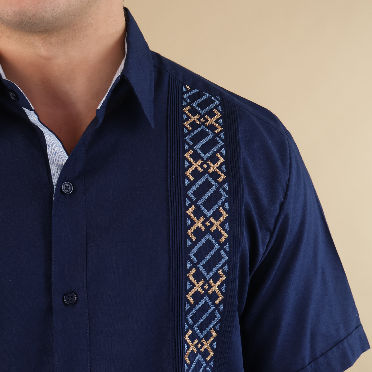 Camisa Tipo Guayabera Azul Marino con Bordado y Alforzas para Hombre